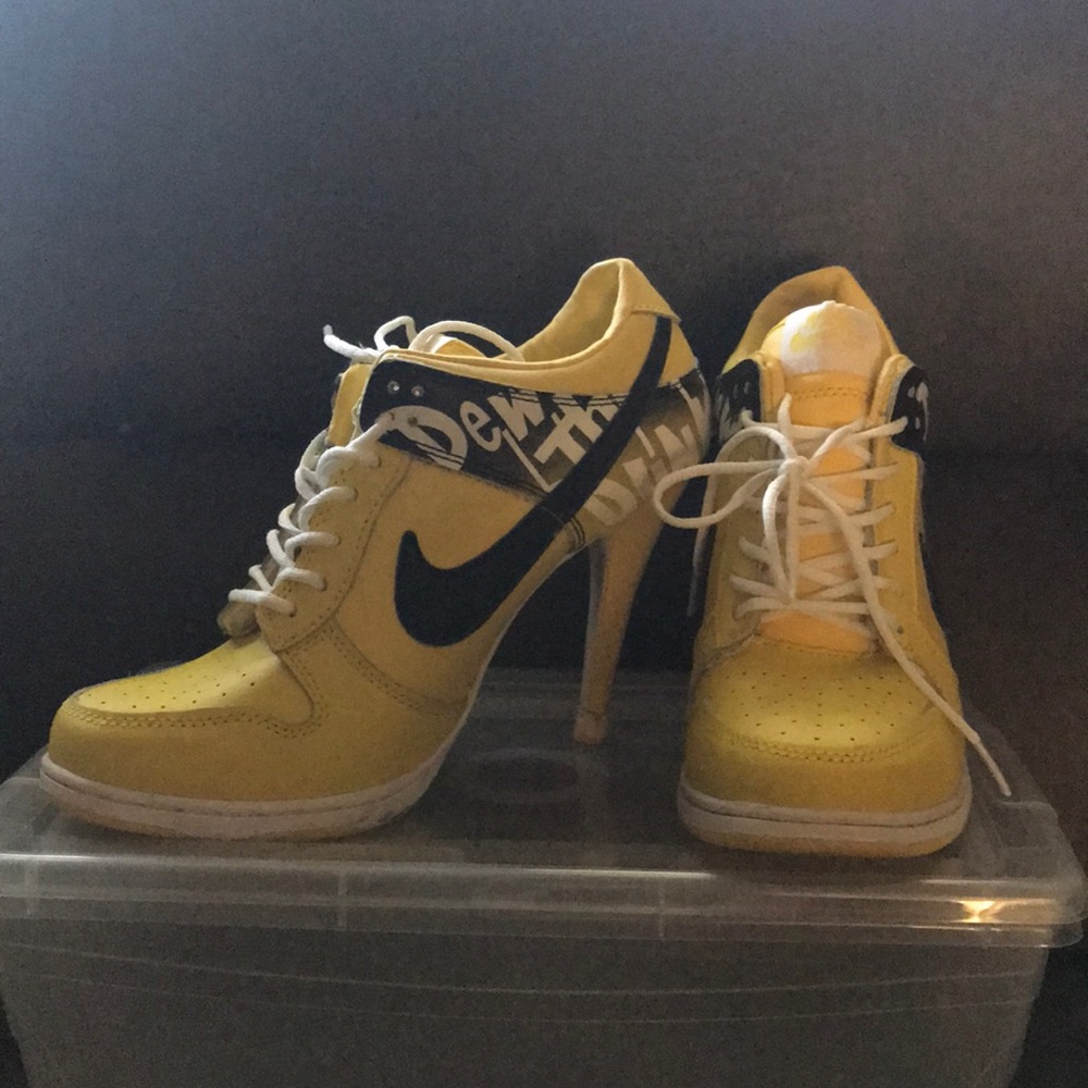 Nike heel Yellow and black